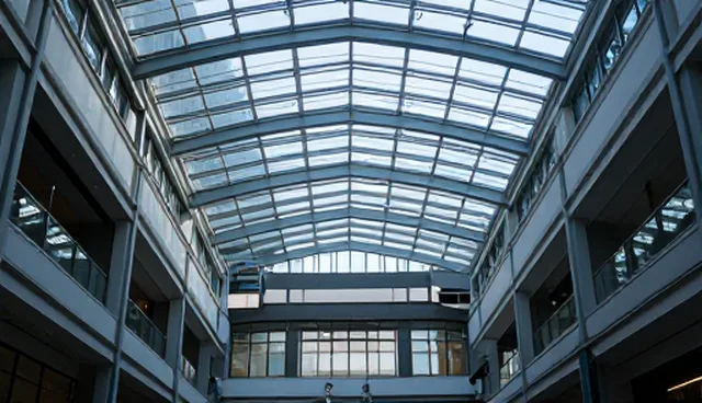 如何通过服务能力建设提升工程管理效率？